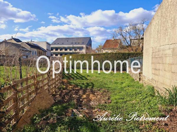 Maison à rafraîchir avec un atelier, un garage et terrain à Douzy