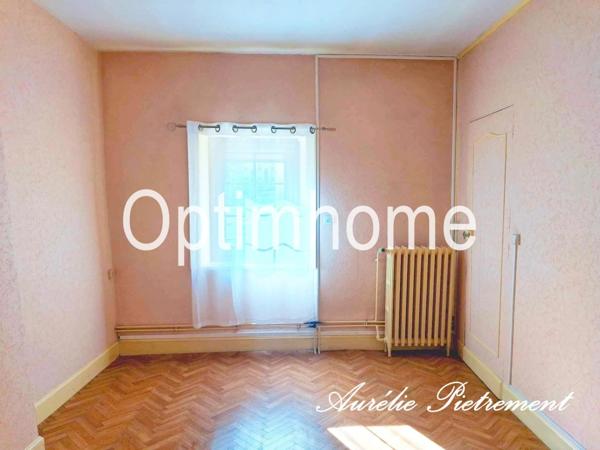 Maison à rafraîchir avec un atelier, un garage et terrain à Douzy