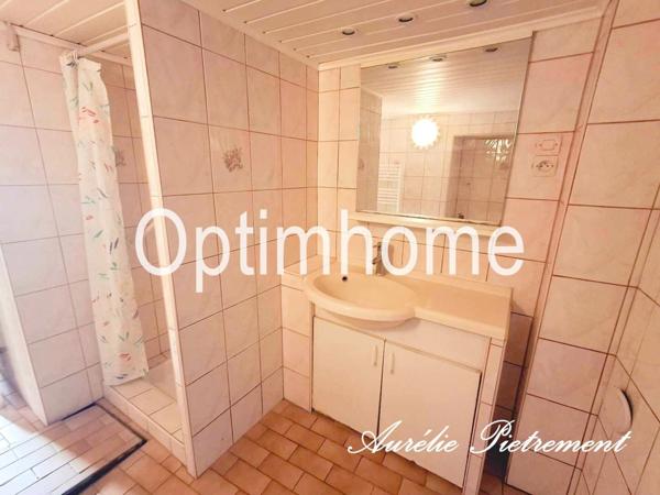 Maison à rafraîchir avec un atelier, un garage et terrain à Douzy