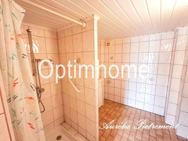 Maison à rafraîchir avec un atelier, un garage et terrain à Douzy