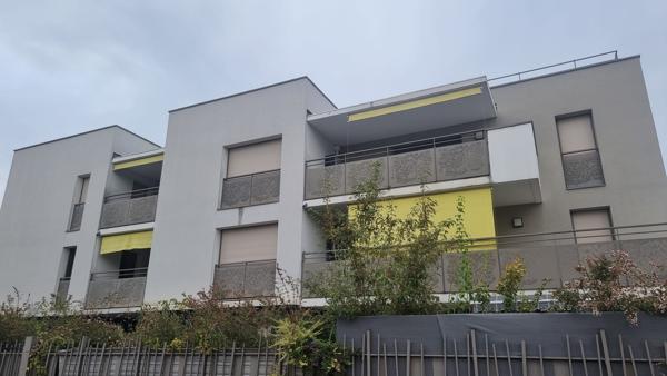 STUDIO LUMINEUX DE 30 M² avec garage fermé