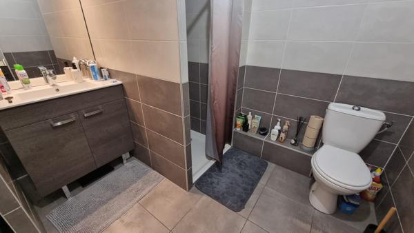 STUDIO LUMINEUX DE 30 M² avec garage fermé