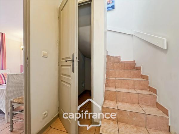 DOMAINE de PONT ROYAL, bastidon de 45 m2 ravalé et entretenu élevé d'un étage composé de 2 chambres, 1 place de parking et un jardin