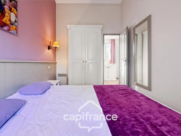 DOMAINE de PONT ROYAL, bastidon de 45 m2 ravalé et entretenu élevé d'un étage composé de 2 chambres, 1 place de parking et un jardin