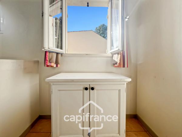 DOMAINE de PONT ROYAL, bastidon de 45 m2 ravalé et entretenu élevé d'un étage composé de 2 chambres, 1 place de parking et un jardin