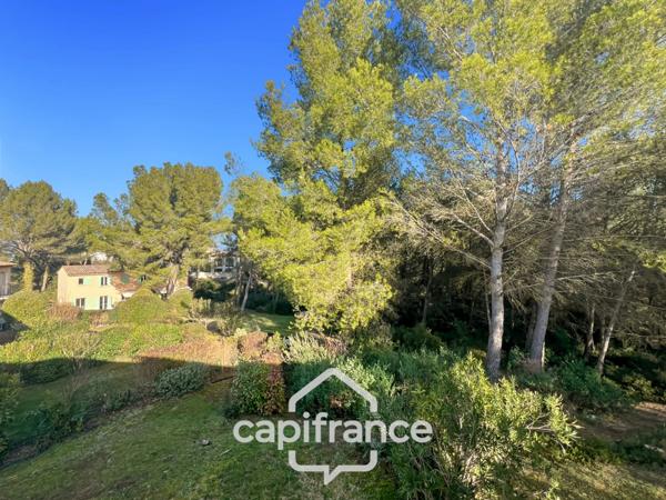 DOMAINE de PONT ROYAL, bastidon de 45 m2 ravalé et entretenu élevé d'un étage composé de 2 chambres, 1 place de parking et un jardin