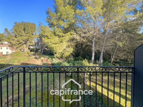 DOMAINE de PONT ROYAL, bastidon de 45 m2 ravalé et entretenu élevé d'un étage composé de 2 chambres, 1 place de parking et un jardin