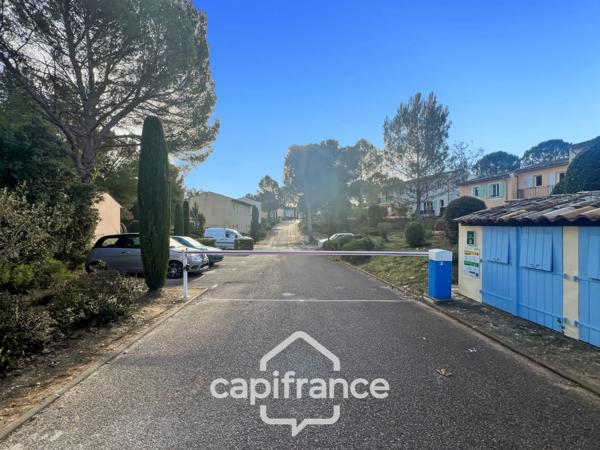 DOMAINE de PONT ROYAL, bastidon de 45 m2 ravalé et entretenu élevé d'un étage composé de 2 chambres, 1 place de parking et un jardin