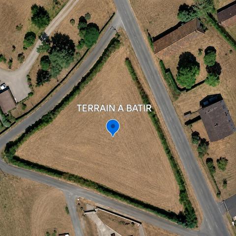 Terrain constructible de 2500m², parcelle entourée de haie, entre la Châtre et Neuvy Saint Sépulchre.