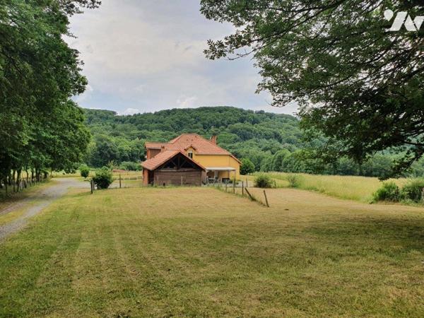 Maison d'Architecte (2004), élevée sur deux niveaux, couverte en tuiles comprenant : 
-	De pla...