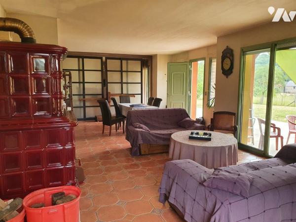 Maison d'Architecte (2004), élevée sur deux niveaux, couverte en tuiles comprenant : 
-	De pla...