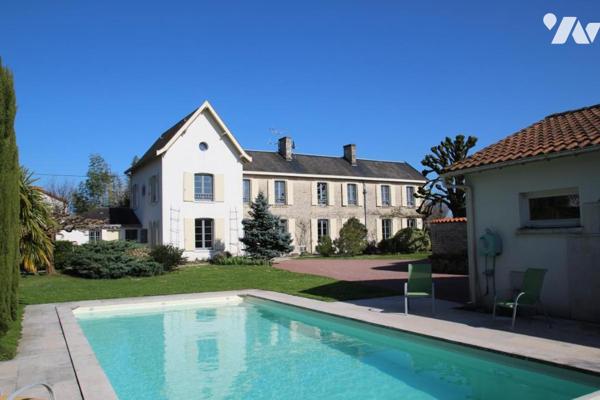 LA CRECHE PROCHE CENTRE-BOURG, BELLE MAISON DE CARACTERE DE 196M2 HABITABLE AVEC PISCINE 