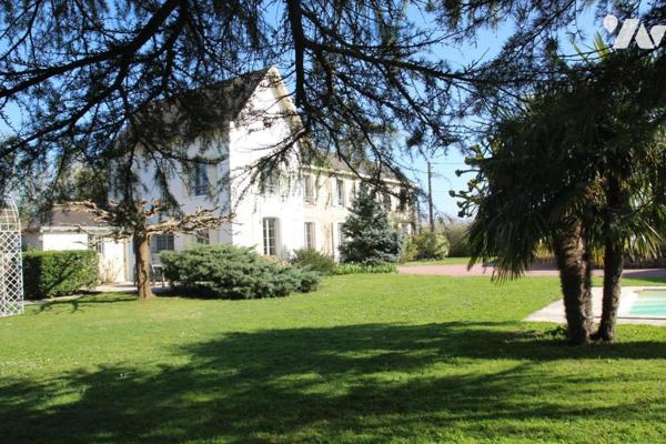 LA CRECHE PROCHE CENTRE-BOURG, BELLE MAISON DE CARACTERE DE 196M2 HABITABLE AVEC PISCINE 