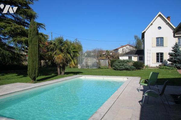 LA CRECHE PROCHE CENTRE-BOURG, BELLE MAISON DE CARACTERE DE 196M2 HABITABLE AVEC PISCINE 