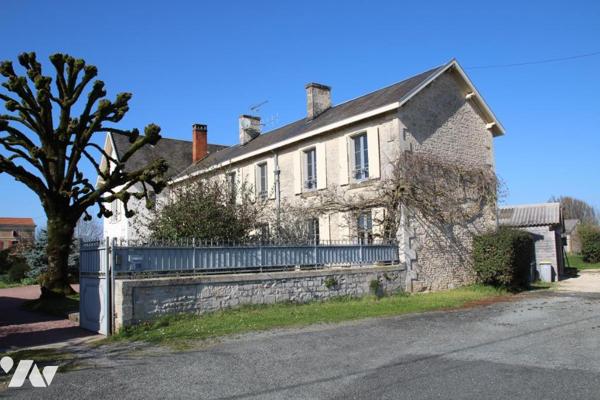 LA CRECHE PROCHE CENTRE-BOURG, BELLE MAISON DE CARACTERE DE 196M2 HABITABLE AVEC PISCINE 