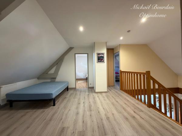 EXCLUSIVITÉ – LE LUDE – Maison familiale 4 chambres – Vie de plain-pied – 3 garages – Secteur recherché