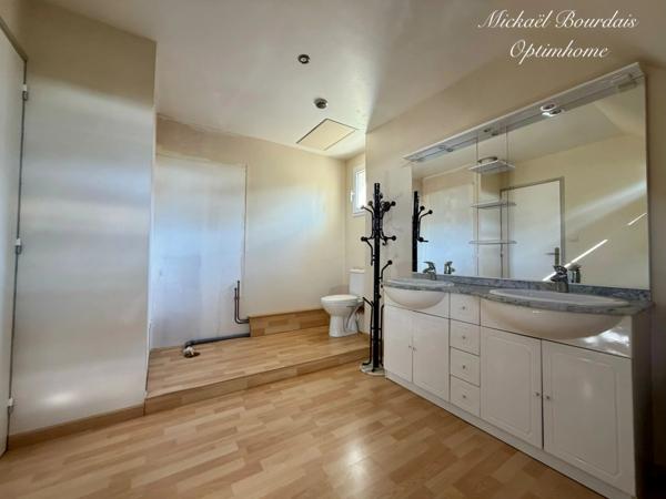 EXCLUSIVITÉ – LE LUDE – Maison familiale 4 chambres – Vie de plain-pied – 3 garages – Secteur recherché