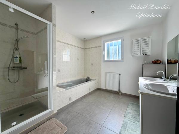 EXCLUSIVITÉ – LE LUDE – Maison familiale 4 chambres – Vie de plain-pied – 3 garages – Secteur recherché