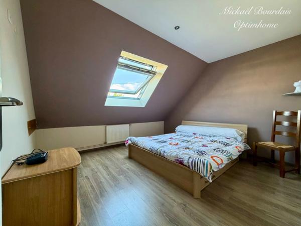 EXCLUSIVITÉ – LE LUDE – Maison familiale 4 chambres – Vie de plain-pied – 3 garages – Secteur recherché