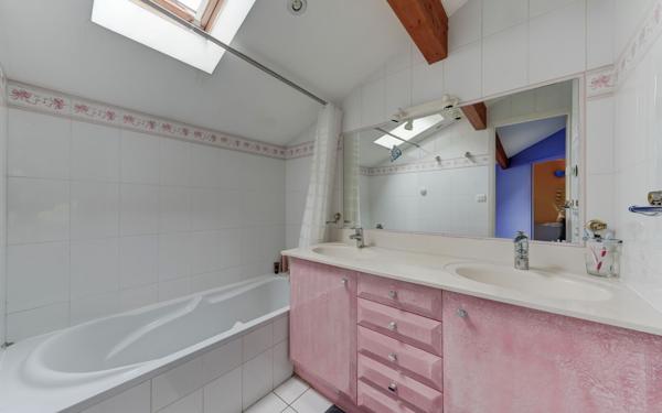 Maison à vendre    6 pièces • 197 m2 Genas