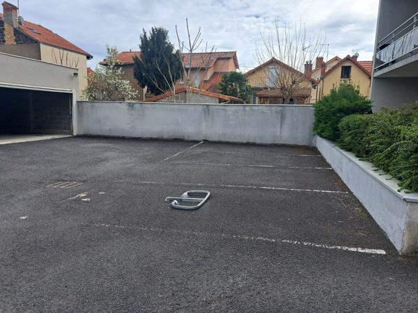PARKING // GARE - PRADELLE