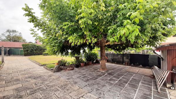 A PIED DE LA GARE ET DS COMMERCES, DEPENDANCES