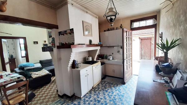 A PIED DE LA GARE ET DS COMMERCES, DEPENDANCES