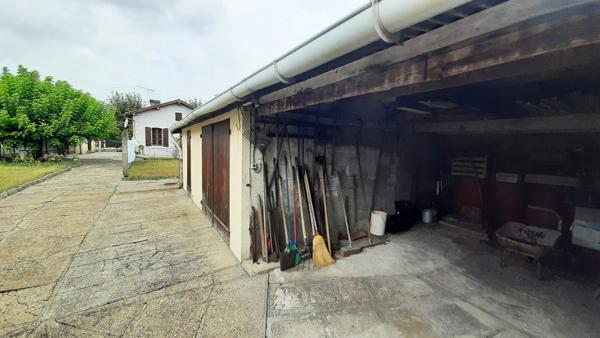 A PIED DE LA GARE ET DS COMMERCES, DEPENDANCES