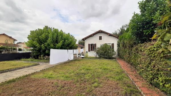 A PIED DE LA GARE ET DS COMMERCES, DEPENDANCES