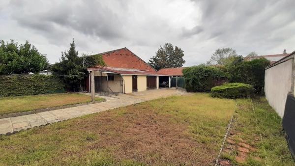 A PIED DE LA GARE ET DS COMMERCES, DEPENDANCES
