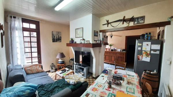 A PIED DE LA GARE ET DS COMMERCES, DEPENDANCES