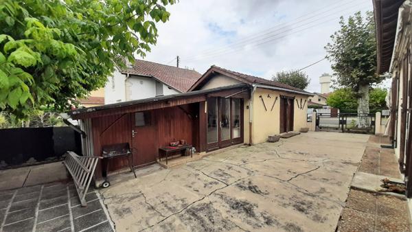 A PIED DE LA GARE ET DS COMMERCES, DEPENDANCES