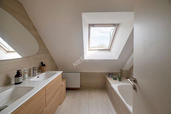 Maison Betton 7 pièce(s) proximité des commodités, 5 chambres, pas de vis-à-vis.