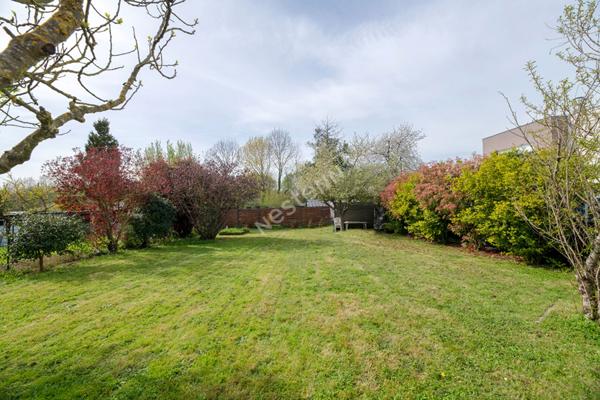 Maison Betton 7 pièce(s) proximité des commodités, 5 chambres, pas de vis-à-vis.