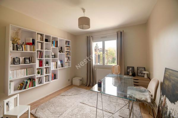 Maison Betton 7 pièce(s) proximité des commodités, 5 chambres, pas de vis-à-vis.