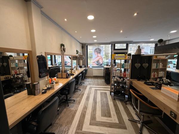 Incontournable Salon de coiffure mixte situé à Falaise avec un chiffre d'affaires à plus de 115000 €