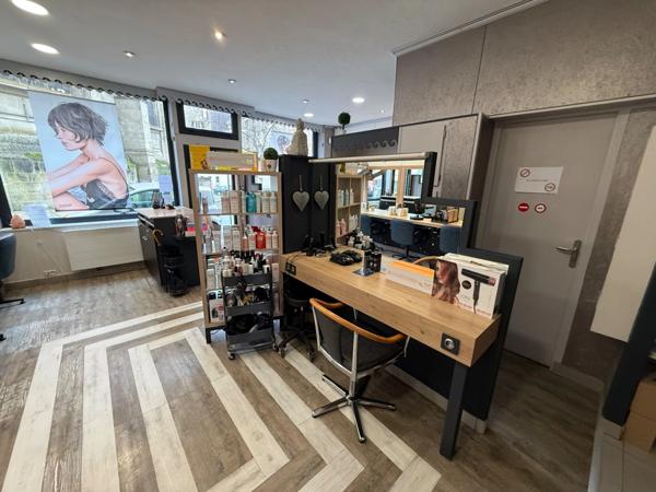 Incontournable Salon de coiffure mixte situé à Falaise avec un chiffre d'affaires à plus de 115000 €