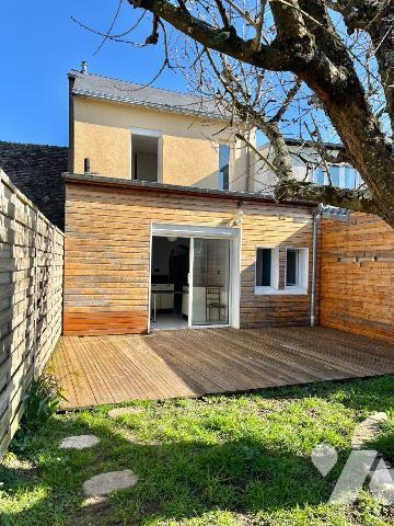 Maison de bourg de 87 m² avec belle terrasse ensoleillée et dépendances, comprenant :
Au rez-d...
