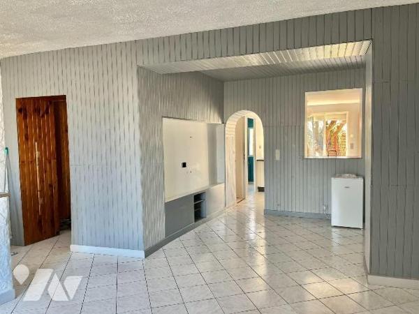 Maison de bourg de 87 m² avec belle terrasse ensoleillée et dépendances, comprenant :
Au rez-d...