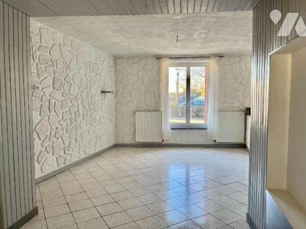 Maison de bourg de 87 m² avec belle terrasse ensoleillée et dépendances, comprenant :
Au rez-d...
