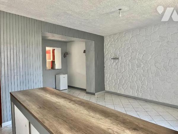 Maison de bourg de 87 m² avec belle terrasse ensoleillée et dépendances, comprenant :
Au rez-d...