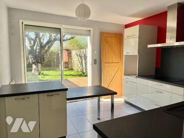 Maison de bourg de 87 m² avec belle terrasse ensoleillée et dépendances, comprenant :
Au rez-d...