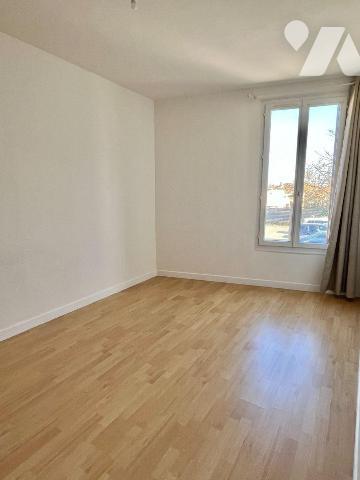 Maison de bourg de 87 m² avec belle terrasse ensoleillée et dépendances, comprenant :
Au rez-d...