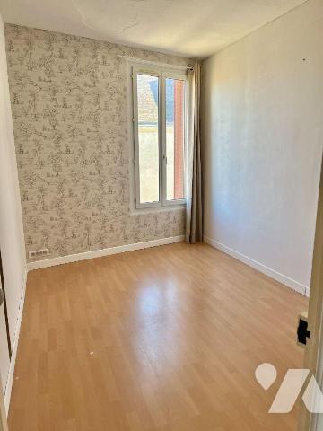 Maison de bourg de 87 m² avec belle terrasse ensoleillée et dépendances, comprenant :
Au rez-d...