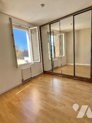 Maison de bourg de 87 m² avec belle terrasse ensoleillée et dépendances, comprenant :
Au rez-d...