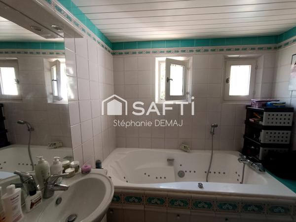 T 3 de 96 m² + studio 32 m², Piscine, Garage, cave