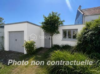 À découvrir sans tarder !

***SANVIC*** , dans une rue calme et à seulement 2 minutes à pied de l’école Paul-Langevin, cette maison représente une opportunité rare de créer un bien entièrement à votre image.
*** MAISON EN COURS DE RENOVATION! ***
✅ Travaux déjà réalisés

Toutes les menuiseries extérieures ont été remplacées (fenêtres et portes neuves).
Les finitions de la façade sont actuellement en cours.
Un escalier extérieur est déjà existant et ses finitions seront prochainement réalisées apporte un véritable cachet à la maison et permet un accès indépendant à l’étage.
Une trémie a été créée à l’intérieur pour la réalisation d’un escalier reliant  rez-de-chaussée au premier étage.

🔨 Travaux restant à réaliser

L’intérieur est entièrement à aménager.

JARDIN exposition sud. DEPENDANCE au fond du jardin avec GARAGE de 30 m2 pour  petite voiture.
