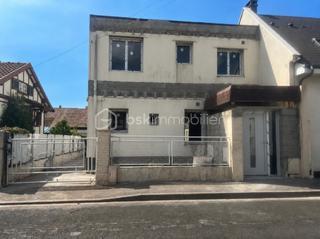 À découvrir sans tarder !

***SANVIC*** , dans une rue calme et à seulement 2 minutes à pied de l’école Paul-Langevin, cette maison représente une opportunité rare de créer un bien entièrement à votre image.
*** MAISON EN COURS DE RENOVATION! ***
✅ Travaux déjà réalisés

Toutes les menuiseries extérieures ont été remplacées (fenêtres et portes neuves).
Les finitions de la façade sont actuellement en cours.
Un escalier extérieur est déjà existant et ses finitions seront prochainement réalisées apporte un véritable cachet à la maison et permet un accès indépendant à l’étage.
Une trémie a été créée à l’intérieur pour la réalisation d’un escalier reliant  rez-de-chaussée au premier étage.

🔨 Travaux restant à réaliser

L’intérieur est entièrement à aménager.

JARDIN exposition sud. DEPENDANCE au fond du jardin avec GARAGE de 30 m2 pour  petite voiture.
