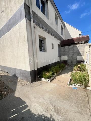 À découvrir sans tarder !

***SANVIC*** , dans une rue calme et à seulement 2 minutes à pied de l’école Paul-Langevin, cette maison représente une opportunité rare de créer un bien entièrement à votre image.
*** MAISON EN COURS DE RENOVATION! ***
✅ Travaux déjà réalisés

Toutes les menuiseries extérieures ont été remplacées (fenêtres et portes neuves).
Les finitions de la façade sont actuellement en cours.
Un escalier extérieur est déjà existant et ses finitions seront prochainement réalisées apporte un véritable cachet à la maison et permet un accès indépendant à l’étage.
Une trémie a été créée à l’intérieur pour la réalisation d’un escalier reliant  rez-de-chaussée au premier étage.

🔨 Travaux restant à réaliser

L’intérieur est entièrement à aménager.

JARDIN exposition sud. DEPENDANCE au fond du jardin avec GARAGE de 30 m2 pour  petite voiture.