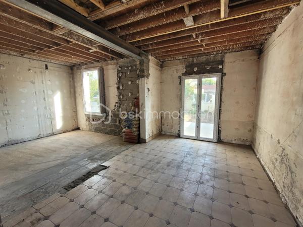 À découvrir sans tarder !

***SANVIC*** , dans une rue calme et à seulement 2 minutes à pied de l’école Paul-Langevin, cette maison représente une opportunité rare pour créer un bien entièrement à votre image.
*** MAISON EN COURS DE RENOVATION! ***
✅ Travaux déjà réalisés

Toutes les menuiseries extérieures ont été remplacées (fenêtres et portes neuves), ainsi que dans le  dépendance et le garage. Toiture révisée.
Un escalier extérieur est déjà existant et ses finitions seront prochainement réalisées apporte un véritable cachet à la maison et permet un accès indépendant à l’étage.
Une trémie a été créée à l’intérieur pour la réalisation d’un escalier reliant  rez-de-chaussée au premier étage.
Un espace ouvert a été  créé au rez-de-chaussée (IPN installés).
L'arrivée d'eau est réalisé ( la tuyauterie en plomb a été  supprimée).
La clôture du jardin en plaques béton sera réalisée dans le  courant  du mois de septembre.

🔨 Travaux restant à réaliser

L’intérieur 2 niveaux de 45m2 environ chacun est entièrement à aménager, laissant aux futurs propriétaires une liberté totale pour créer la maison à leur goût.

L’absence d’aménagement intérieur est un véritable atout pour les acquéreurs souhaitant concevoir eux-mêmes la disposition des pièces, les volumes et les prestations, sans avoir à démolir des travaux existants.
Une opportunité rare dans un secteur très prisé du Havre pour un projet familial ou un investissement. 
Créez votre maison entièrement à votre image dans un environnement calme et recherché.

JARDIN exposition sud. DEPENDANCE au fond du jardin avec GARAGE .
À visiter sans tarder !